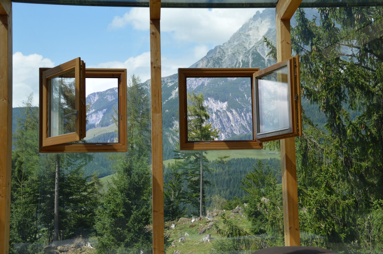 window-3150531_1920